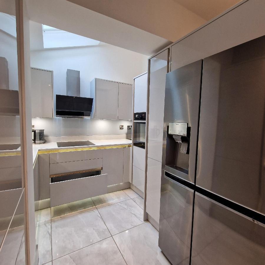 Delightful & Spacious Guest House In Farnworth Near Bolton Hospital Exterior foto